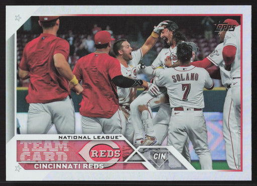 2023 Topps #610 Cincinnati Reds Rainbow Foil